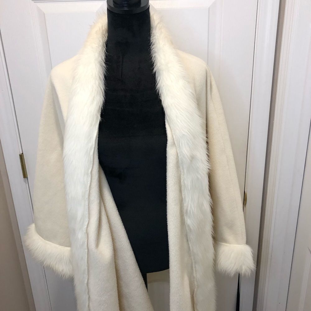 Nanuk cream faux fur trimmed cape poncho - Picture 5 of 13